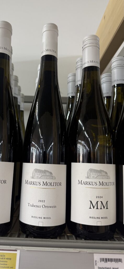 Choose the correct wine with WineWetterWelt by comparing bottles in a wine shop